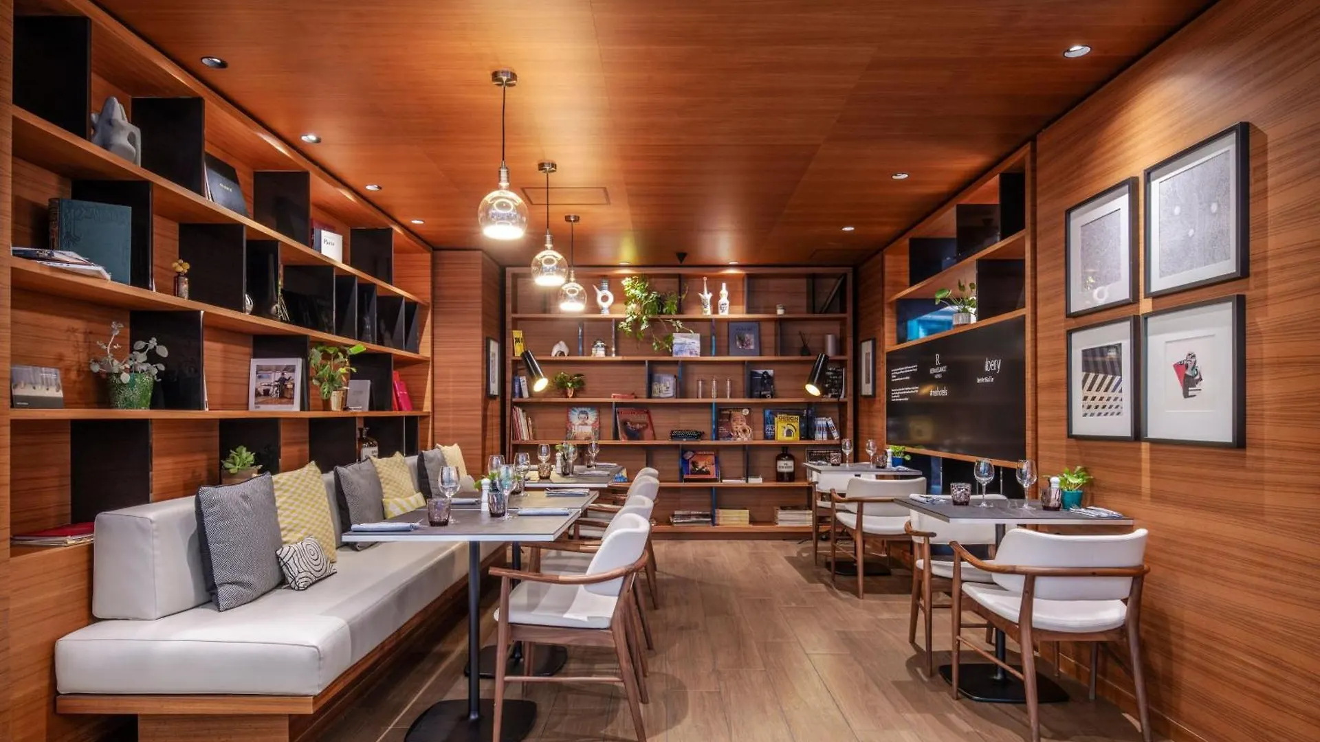 Hotell Renaissance Republique & 5*