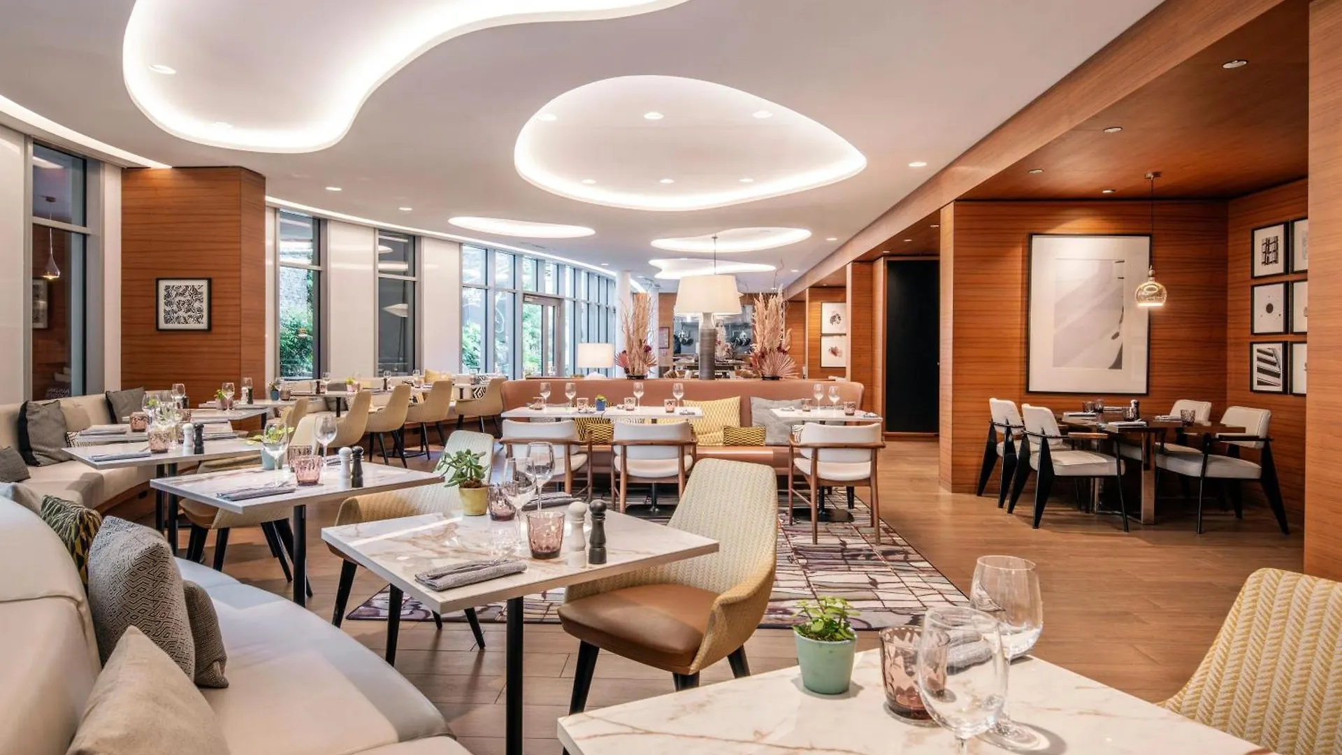 Hotell Renaissance Republique & 5*