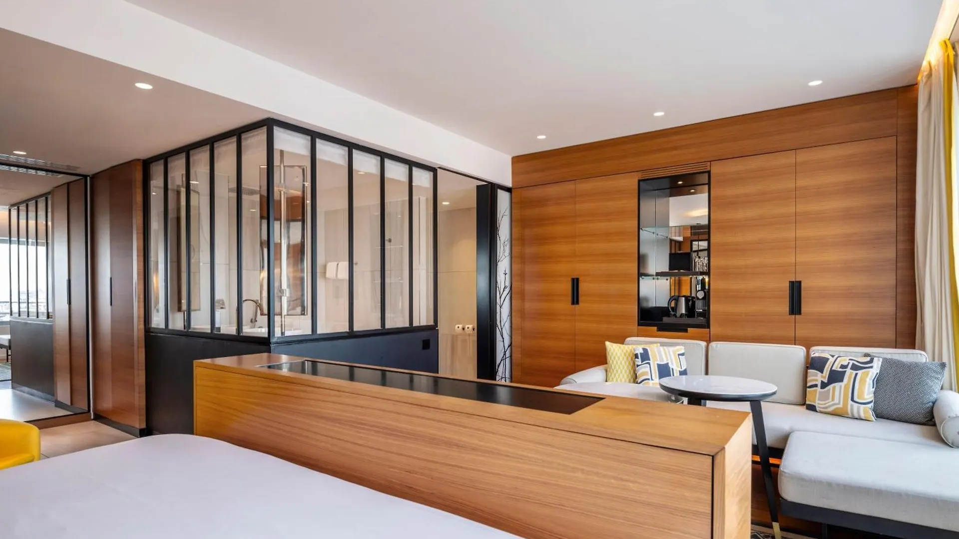 Renaissance Republique & Hotel 5*